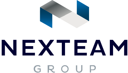 Le logo de Nexteam, leader dans le secteur de l'aéronautique, combine performance et innovation, illustrant son expertise en matière de composants métalliques de haute précision.